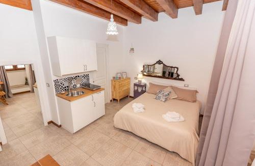 Santa Maria Apartment | [Centro Storico] Redmood House a 5 min dal mare, Wi-Fi, A/C e Netflix