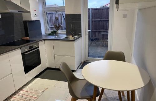 Eltham West Apartment | Cerrkuss Stays