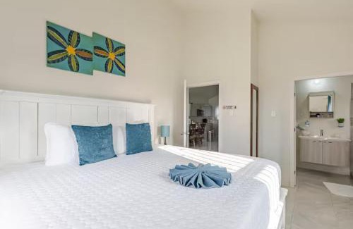 Discovery Bay House | Cerulean Getaway, 2Bedroom OCV with Pool & Beach Access