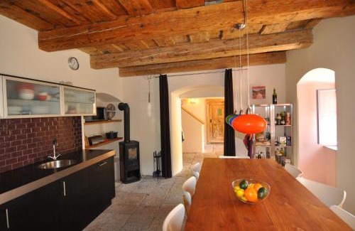 Vyhne House | cerveny dom