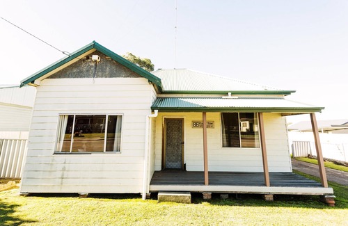 Cessnock Cottage | Cessnock Cottage near Hunter Valley Vineyards - FREE Wifi - Pet Friendly - Wineries - Concerts - HV Gardens and Zoo