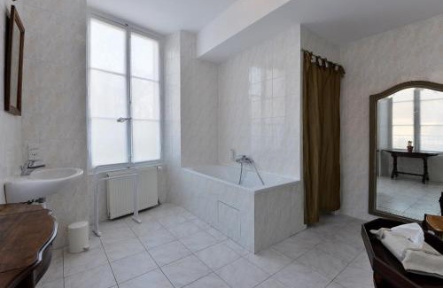 Saint-Cyr-en-Arthies Hotel | Château De La Bûcherie