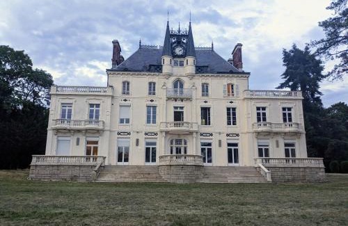 Varennes-Vauzelles Hotel | Château de la Rocherie