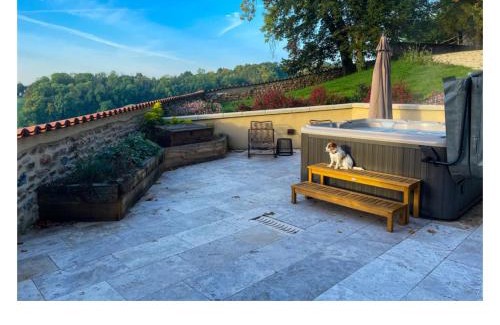 Bourg-de-Thizy Bed & Breakfast | Château de Laforest - Les Tours