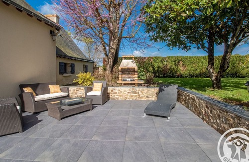 Morannes Cottage | Charming cottage with garden, near water activities