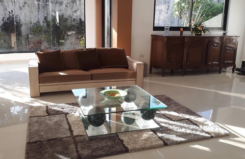 Tagbilaran House | CH1 NICE ROOM WITH PRIVAT BATHROOM IN LUXURY VILLA Fiber internet unlimited