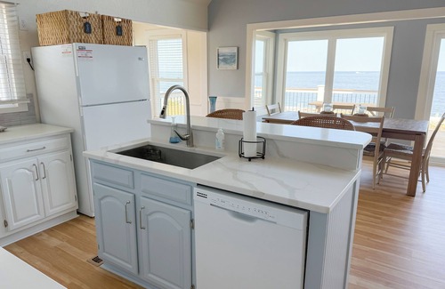 Colington Harbour House | CH1605- SoundFront 4 BRs, Boat Dock, Com Pool, Tennis, Dog Friendly.