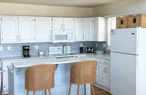 Colington Harbour House | CH1605- SoundFront 4 BRs, Boat Dock, Com Pool, Tennis, Dog Friendly.