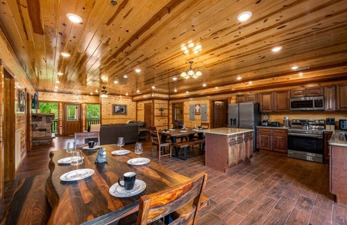 Caton Cabin | Cha Cha’s Castle - 8BR Sleeps 32 w/Pool & Jacuzzi