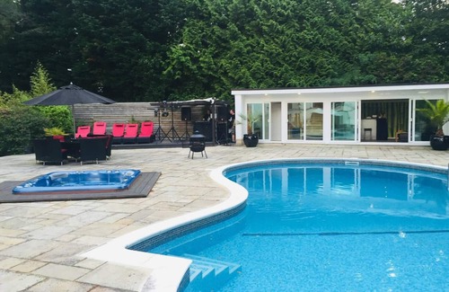 Canford Cliffs Cottage | Chadham Pines Lodge & Cottage - Pool & Sauna