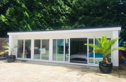 Canford Cliffs Cottage | Chadham Pines Lodge & Cottage - Pool & Sauna