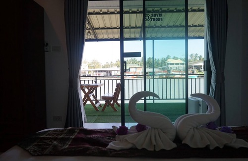 Sichon Hotel | Chaiyai River Front Hotel