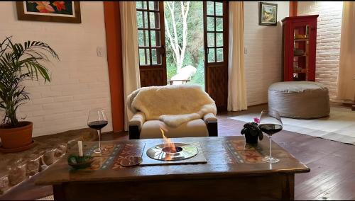 Cunha Ski Chalet | Chalé Azaléa com roupas de cama e banho internet de alta velocidade smart tv lareiras decks jardim cozinha equipada estacionamento privativo floresta relaxamento descanso e silêncio no campo