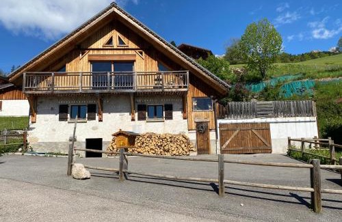 Le Bouchet-Mont-Charvin Ski Chalet | Chalet 1830 au pied du MONT CHARVIN