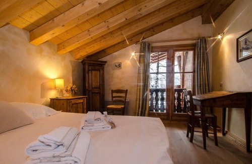 Les Tines Ski Chalet | Chalet, 2nd floor, terrace, balcony, fireplace or stove, parking, tv, 210m², Chamonix