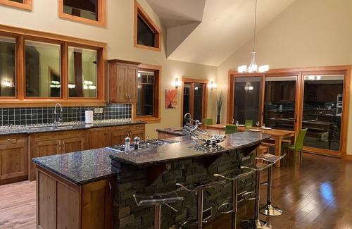 Golden Ski Chalet | Chalet, 5 Bedrooms + Den, 4.5 Baths (Sleeps 10-12)