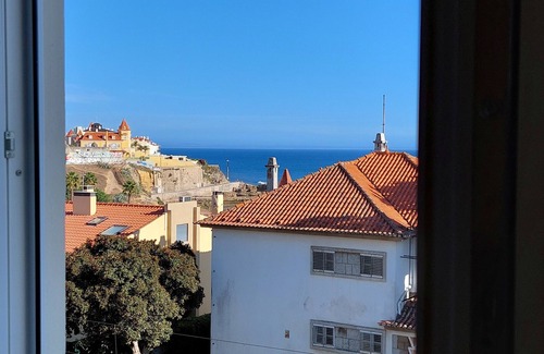 Estoril Ski Chalet | Chalet 90 steps from Estoril beach! NEW