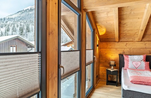 Garmisch-Partenkirchen Ski Chalet | Chalet "Aus Holz" with Mountain View, Private Terraces and Wi-Fi