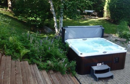 Huberdeau Ski Chalet | Chalet Alpin Walk to Lake and Beach with Spa and BBQ