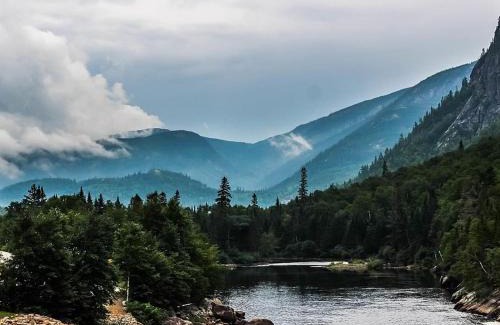 Huberdeau Ski Chalet | Chalet Alpin Walk to Lake and Beach with Spa and BBQ