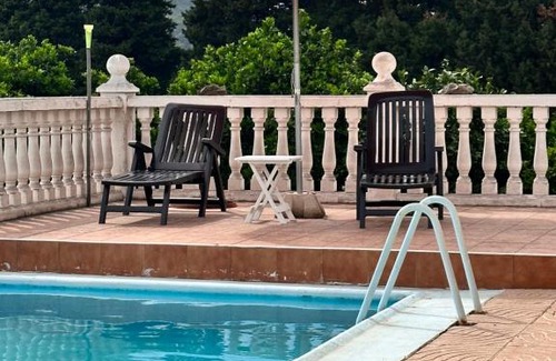 Alzira Ski Chalet | Chalet avec piscine et orangers