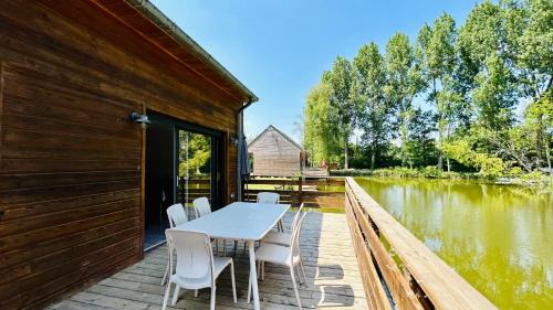 Rue Ski Chalet | Chalet avec terrasse sur pilotis vue sur l'étang
