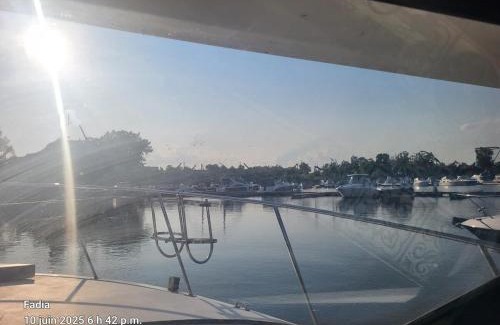 Ville-Marie Boat Rental | Chalet Boat in the heart of Montreal