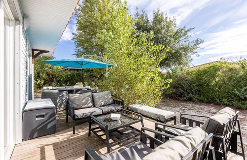 Parentis-en-Born House | Chalet 'Bois lac de Biscarrosse' with heated Pool, Private Garden & Wi-Fi