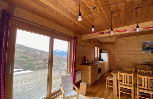 Enchastrayes Ski Chalet | Chalet bois le Sauze, 12 pers, ideally located, self-contained, 360° view over the valley