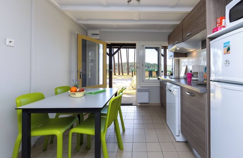 Leon Ski Chalet | Chalet 'Bungalow 4 Pers Village Vacances' with Shared Pool, Private Terrace and Wi-Fi