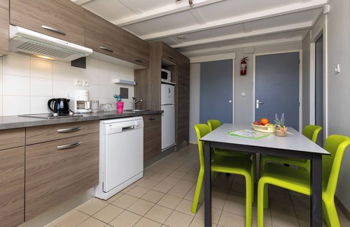 Leon Ski Chalet | Chalet 'Bungalow 4 Pers Village Vacances' with Shared Pool, Private Terrace and Wi-Fi