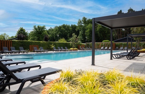Municipality of Veldhoven Ski Chalet | Chalet by Pond in Eindhoven Holiday Park