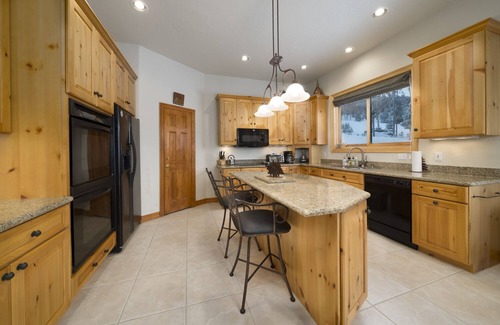 Breckenridge House | Chalet Carmen in Breckenridge - Stunning Views with Outdoor Firepit & Grill, Perfect For BBQ
