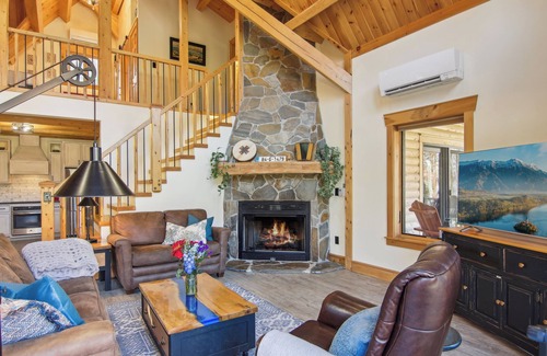 Fairview House | Chalet Cedar Log Home: WiFi, Electric, Water, Hot Tub, Firepit, Near Asheville