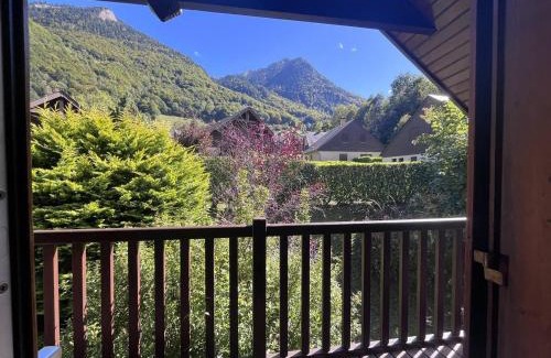Cauterets Apartment | Chalet confortable à Cauterets avec parking et balcon - FR-1-812-10
