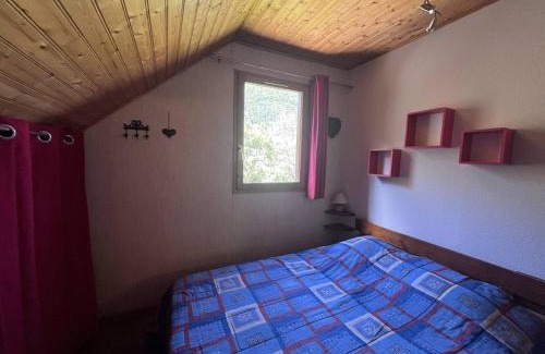 Cauterets Apartment | Chalet confortable à Cauterets avec parking et balcon - FR-1-812-10