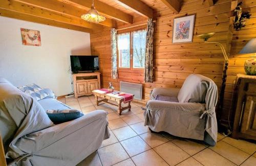 Le Menil House | Chalet confortable avec 4 chambres, cheminée, grand terrain, proche pistes et lac - FR-1-589-107