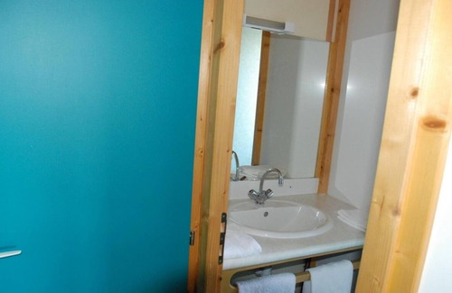 Blavignac Ski Chalet | Chalet "Dahlia Pour 12 Prix Semaine" with Mountain View, Shared Pool & Wi-Fi