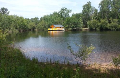 Mios Boat Rental | Chalet flottant sur lac et spa