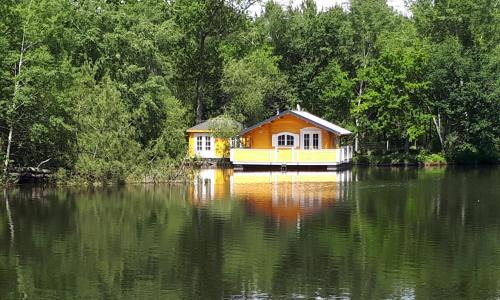 Mios Boat Rental | Chalet flottant sur lac et spa