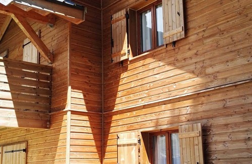 La Joue du Loup Ski Chalet | Chalet for 8 with terrace, ski storage, free parking, pets allowed