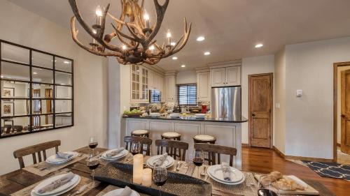 Highlands Townhomes House | Chalet Fortessa