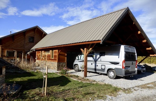 Guillestre House | Chalet house facing nature