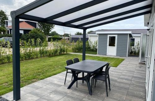 Lathum Ski Chalet | Chalet in Gelderland with Spacious Garden