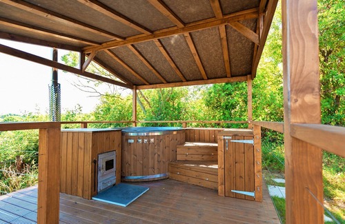 Chiddingstone Hoath House | Chalet in Kent with Hot Tub & Countryside Views