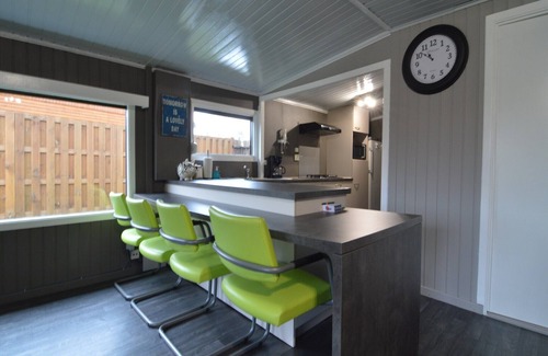 Geel House | Chalet in park with a fishing pond