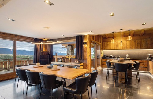 Superbolquere Ski Chalet | Chalet 'Isabella Lodge Pyrénées' with Lake View, Private Terrace and Wi-Fi