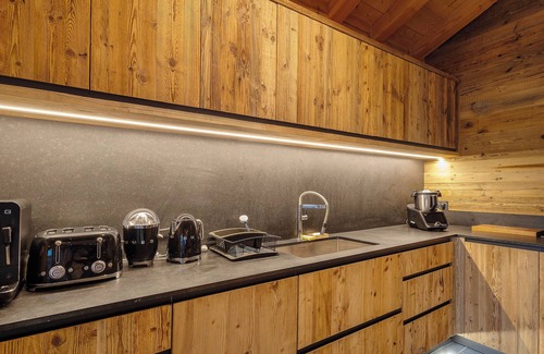 Superbolquere Ski Chalet | Chalet 'Isabella Lodge Pyrénées' with Lake View, Private Terrace and Wi-Fi