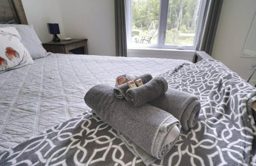 Chertsey Ski Chalet | Chalet L'Hérisson (Modern, Spa, BBQ, waterfront)