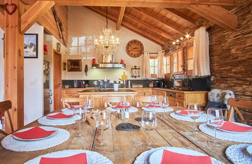 La Joue du Loup Ski Chalet | Chalet 'Le Grand Cerf' with Private Terrace and Wi-Fi